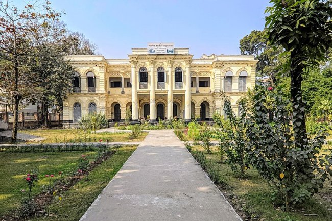 সারাদেশ থেকে কীভাবে যাবেন প্রমথ চৌধুরীর জন্মস্থান পাবনা জেলায়?