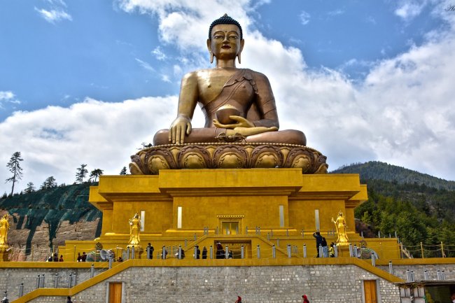 ভুটানের ধর্মীয় কর্তৃত্বপূর্ণ ভাবধারায় নির্মিত বুদ্ধ ডোরডেনমা