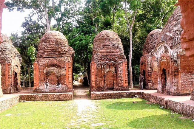 বারো মাসের তেরো পার্বণে চমৎকারভাবে সাজানো হয় মন্দিরগুলো