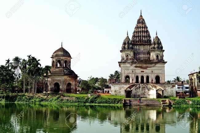 প্রতিমার চমৎকার সাজসজ্জা মন্দিরগুলোকে দিয়েছে নিজস্বতা