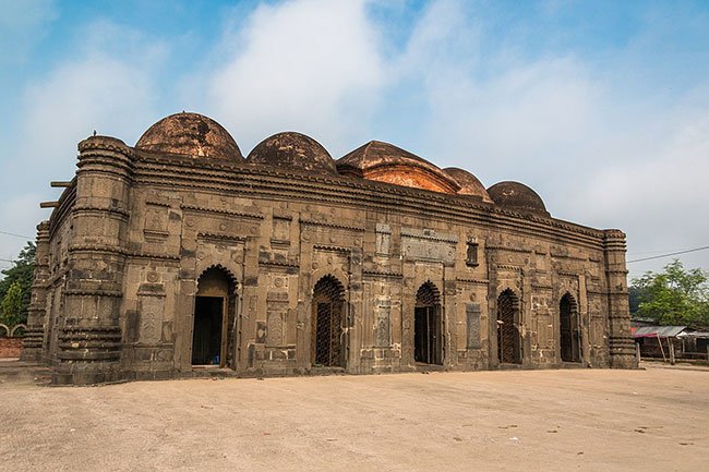 সুবিশাল গম্বুজ, উঁচু মিনার বাংলার প্রাচীন মুসলিম সভ্যতার নিদর্শন