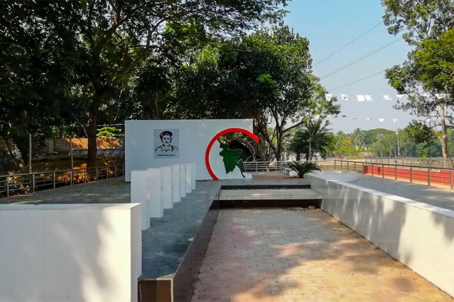 জাতির সূর্য সন্তান বীরশ্রেষ্ঠ শহীদ নূর মোহাম্মদ শেখ-এর স্মৃতিসৌধ