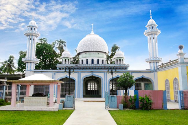 হযরত সুরেশ্বরী রা:-এর রওজা মোবারক সুরেশ্বর দরবার শরীফ : শরীয়তপুর