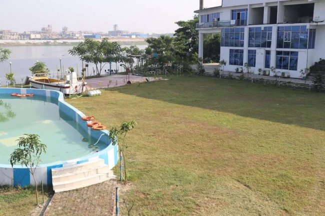ধলেশ্বরী নদীর তীরের শাহ মেরিন রিসোর্ট, ঢাকা