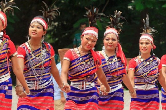 আদিবাসীদের উৎসব : স্বকীয়তা ও ঐতিহ্যের গল্প