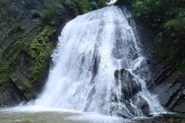 নজর কাড়বে রাঙ্গামাটির ধুপপানি ঝরনা